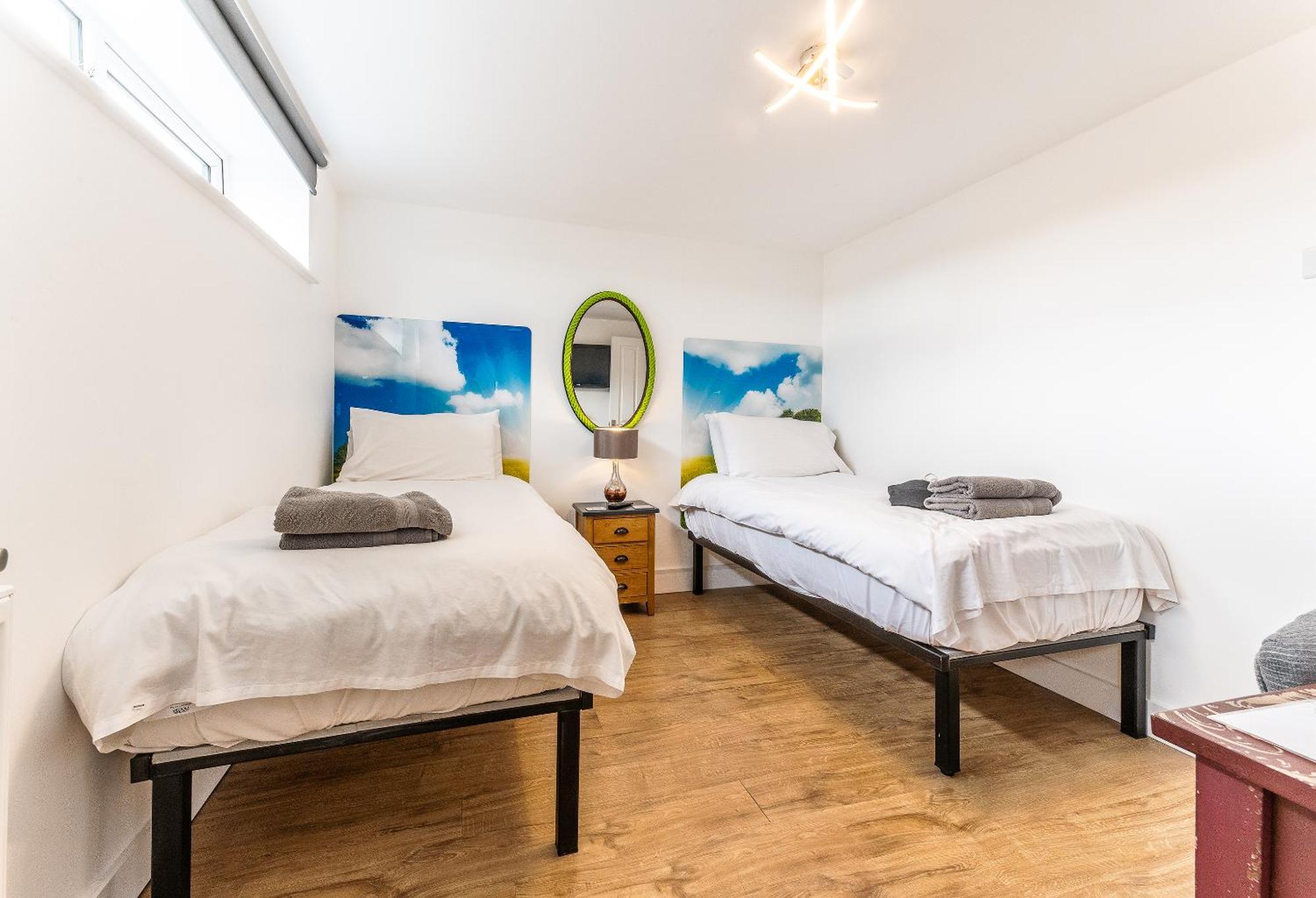 Upside Down House: Quirky Retreat Near Sherwood Forest * Nottingham