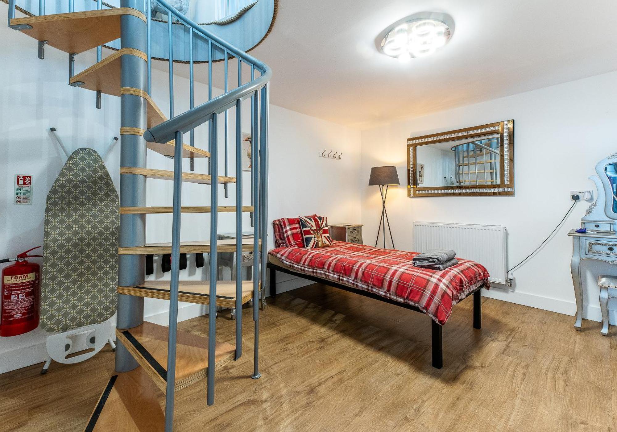 Upside Down House: Quirky Retreat Near Sherwood Forest Holiday home Nottingham