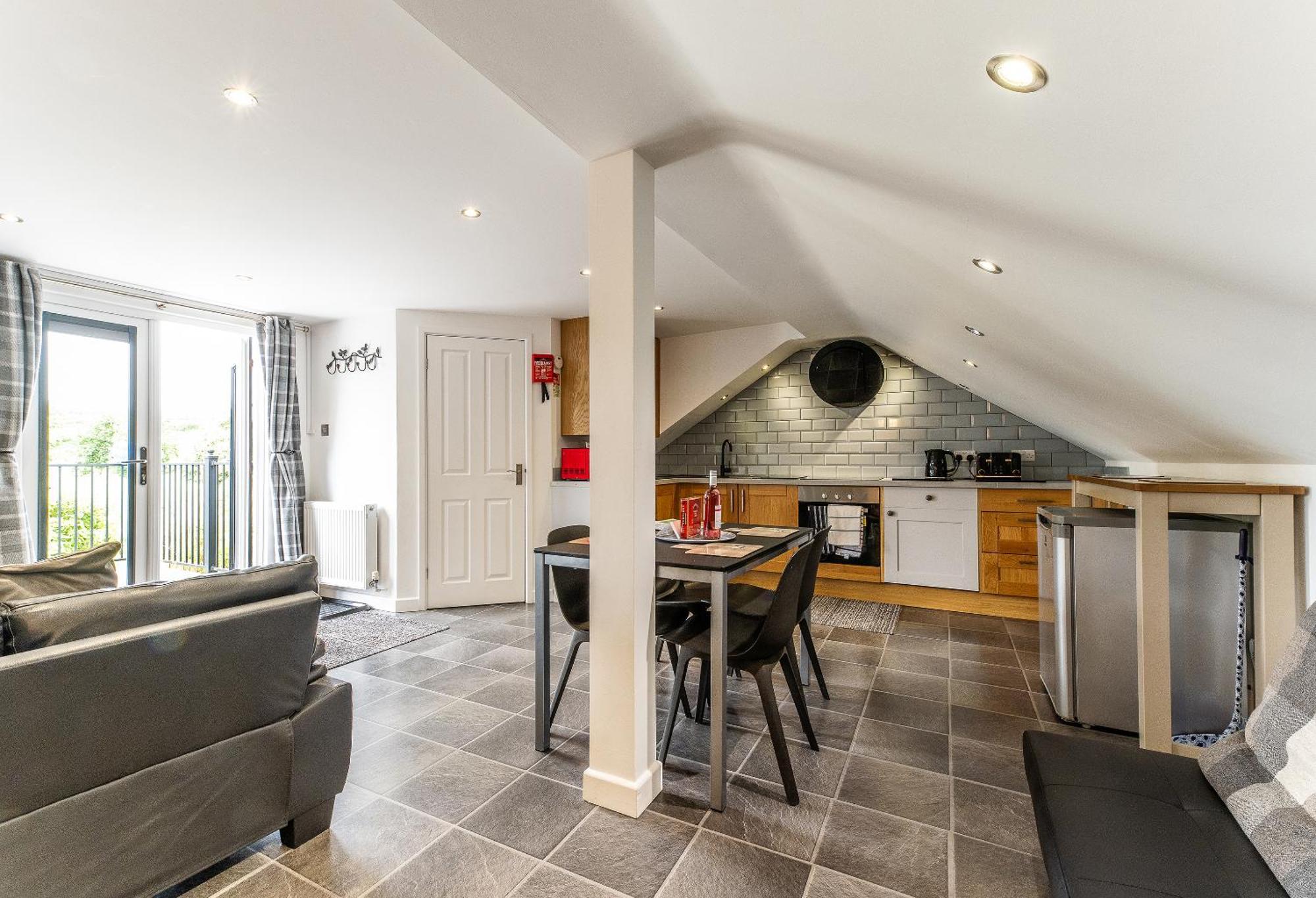 Upside Down House: Quirky Retreat Near Sherwood Forest Holiday home Nottingham