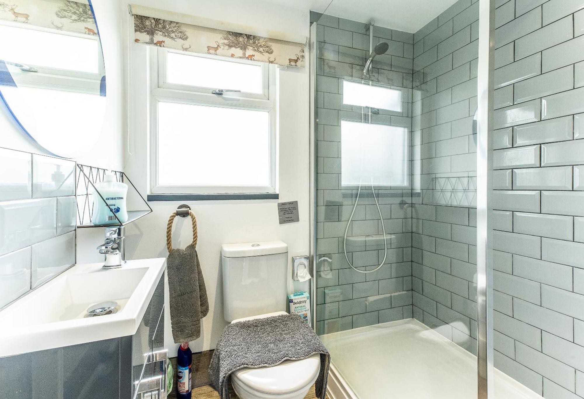 Upside Down House: Quirky Retreat Near Sherwood Forest * Nottingham