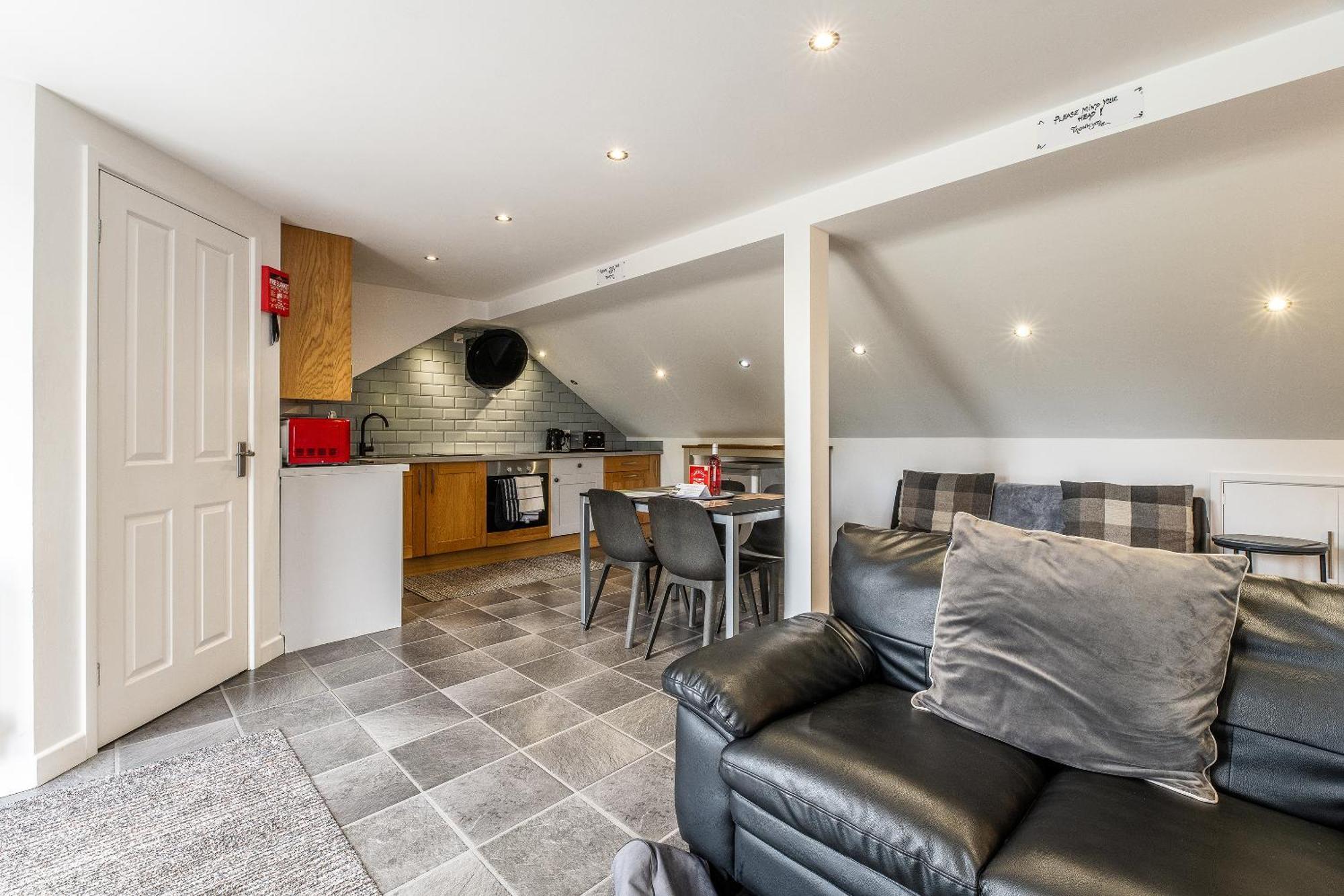 Upside Down House: Quirky Retreat Near Sherwood Forest Holiday home *