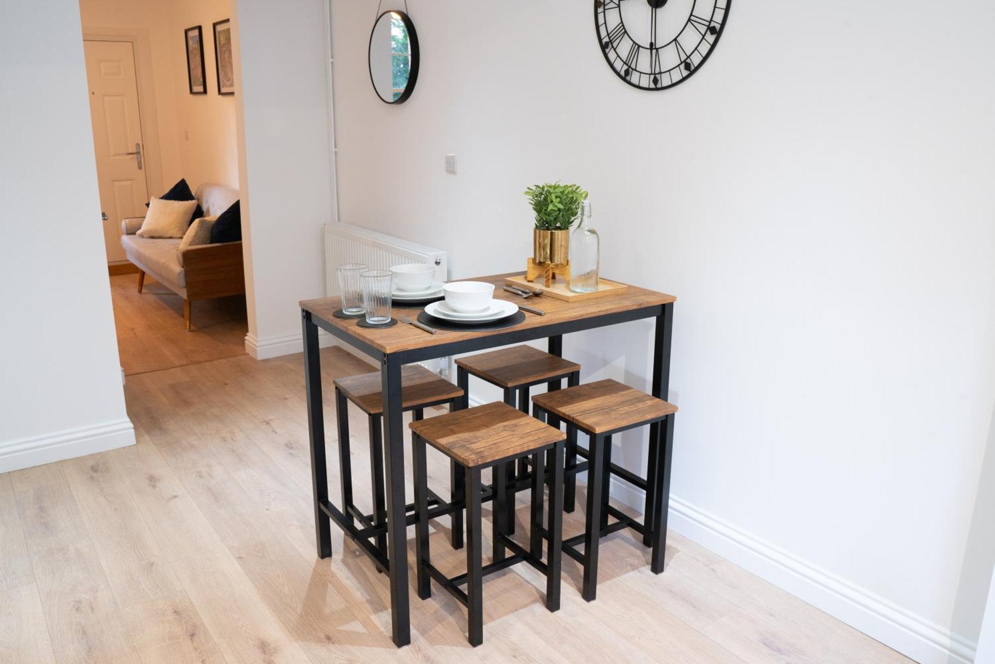 City Centre 2 Bed House Perfect For Contractors With Free Parking *