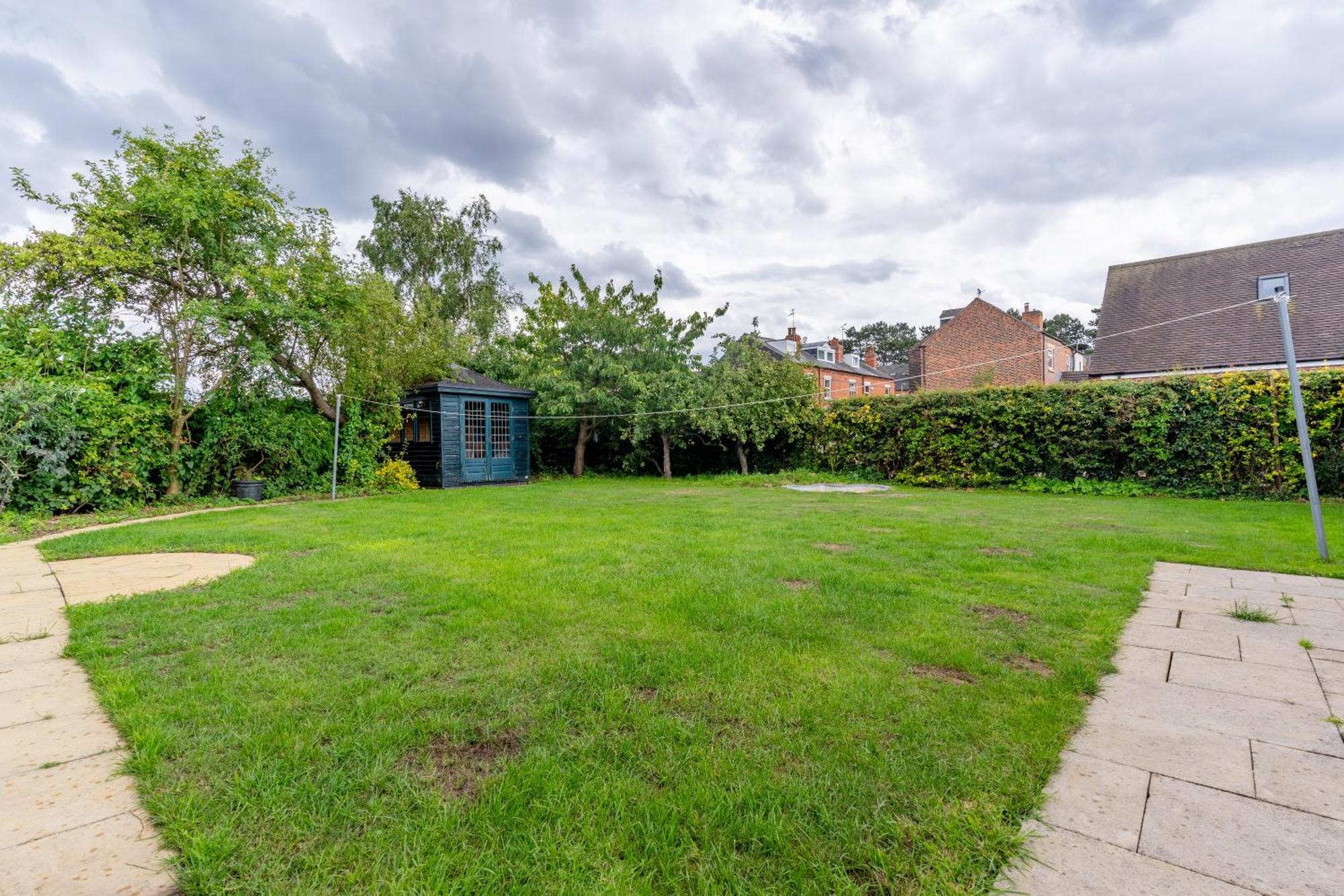 Jodi's - Garden And Parking * Nottingham