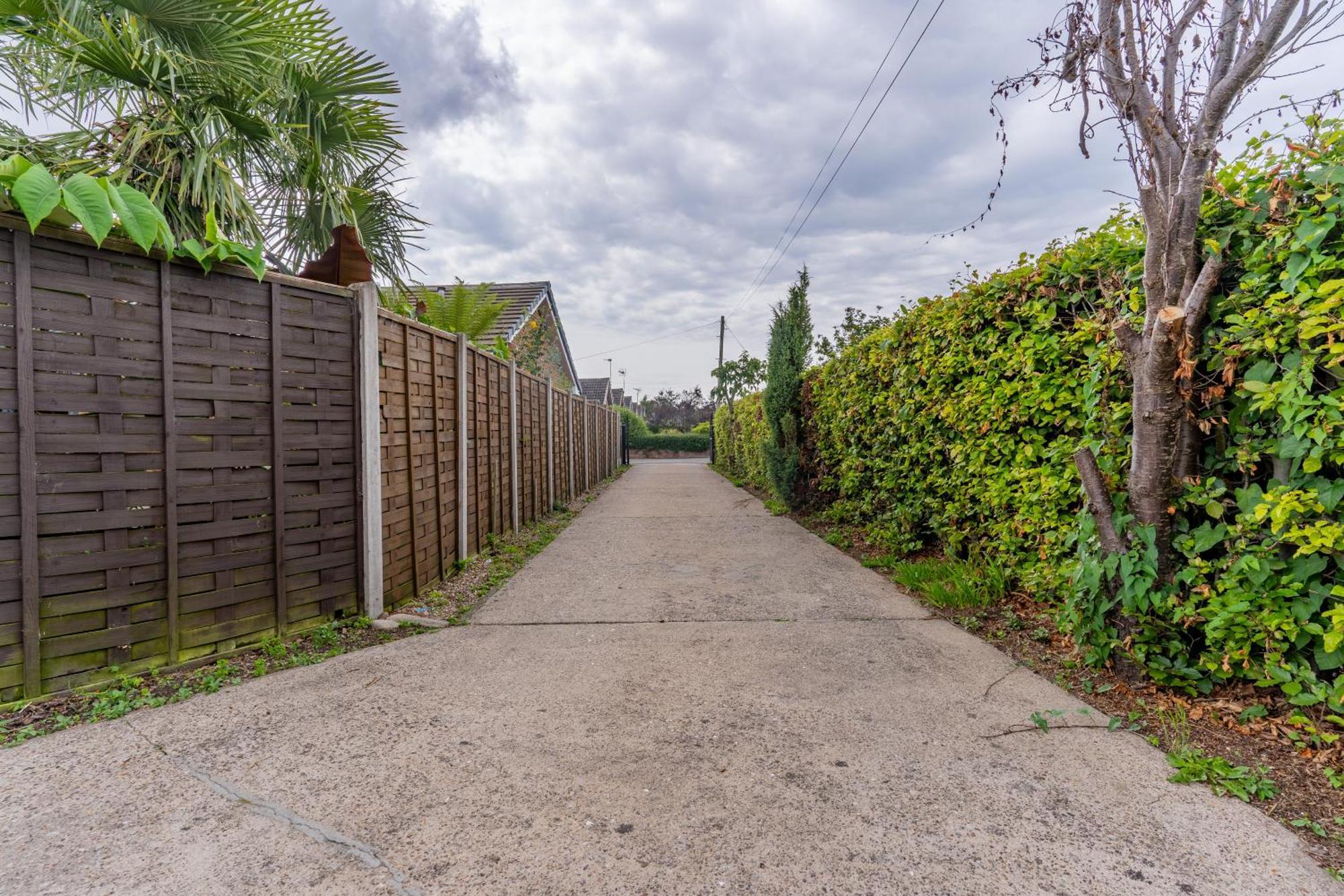 Jodi's - Garden And Parking * Nottingham