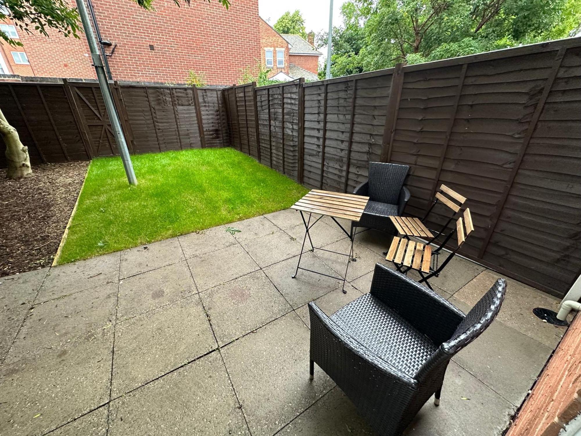 Comfortable 3 Bed House With Garden & Parking *
