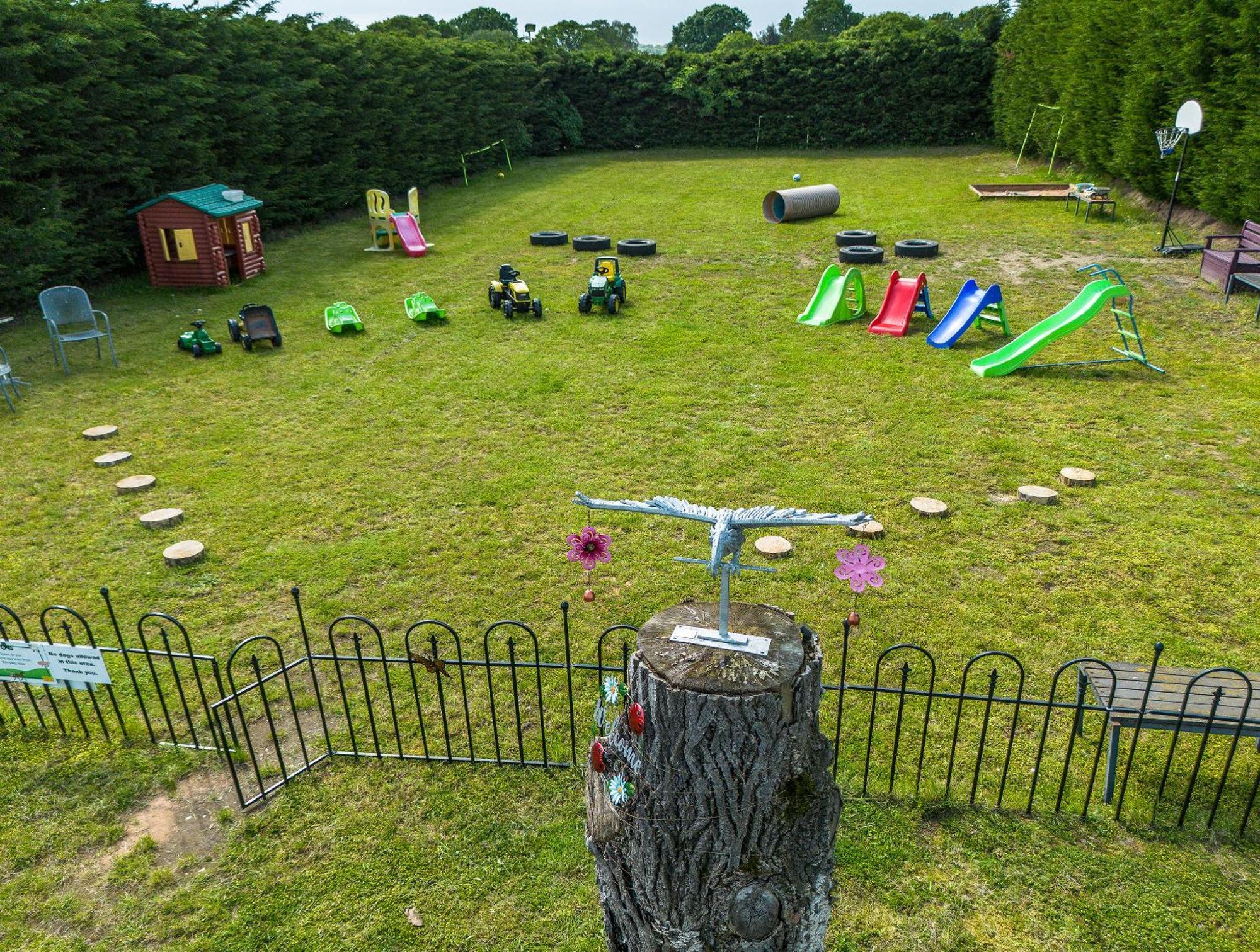Holiday home Upside Down House: Quirky Retreat Near Sherwood Forest Nottingham