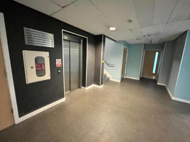 Apartment Modern 2 Bedroom By Train Station *