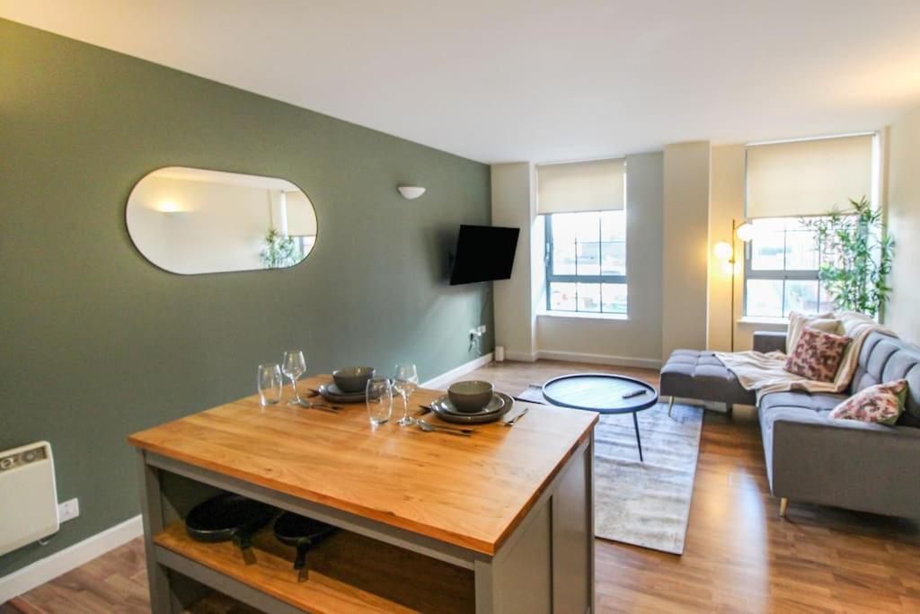 Modern 2 Bedroom By Train Station Apartment