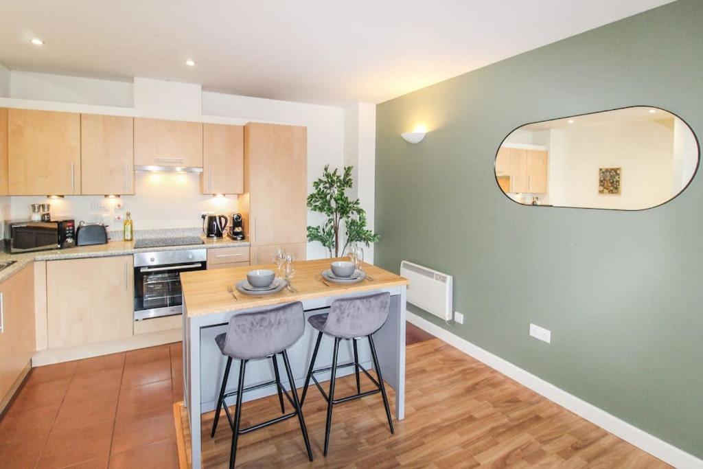 Modern 2 Bedroom By Train Station *