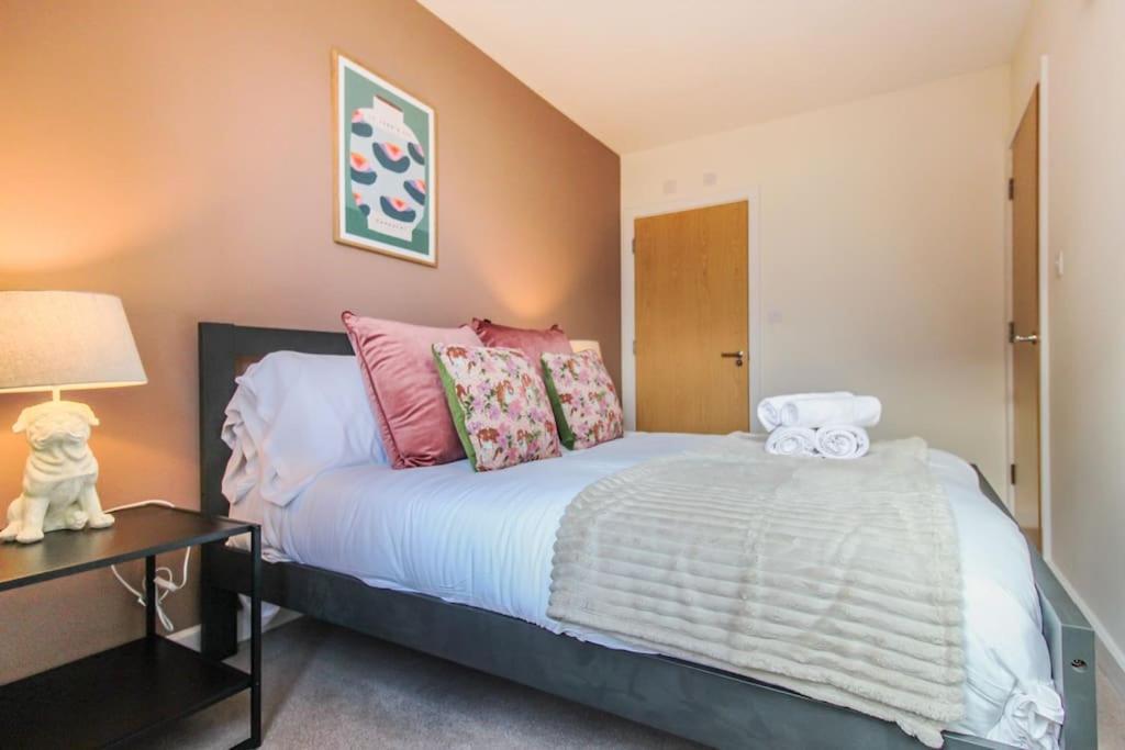 Modern 2 Bedroom By Train Station *