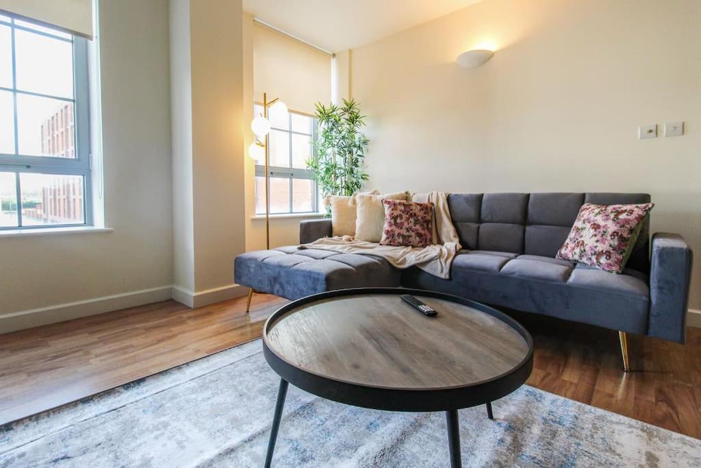 Modern 2 Bedroom By Train Station
