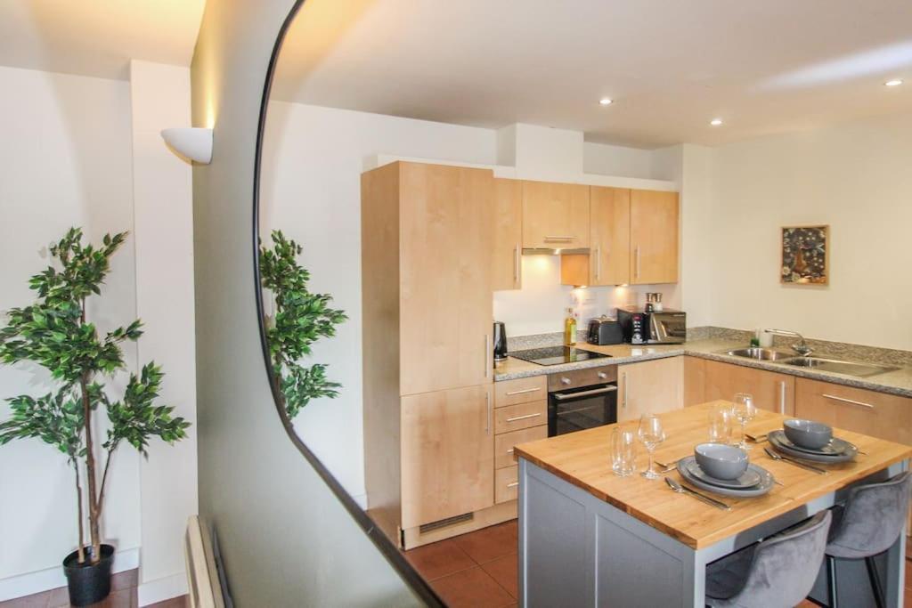 Apartment Modern 2 Bedroom By Train Station