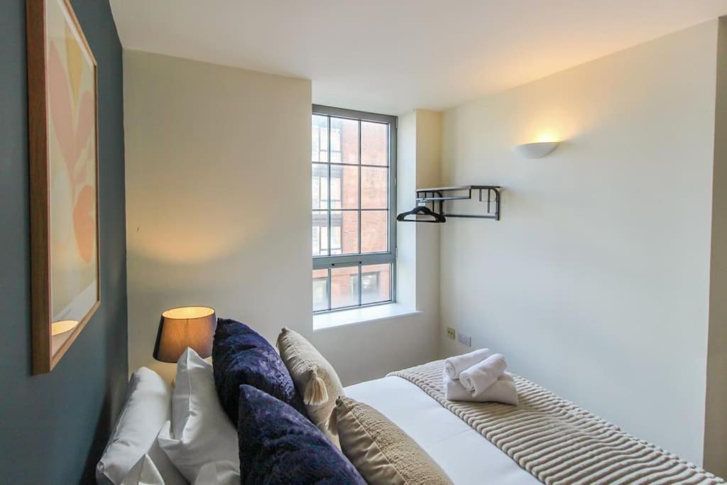 Modern 2 Bedroom By Train Station Apartment
