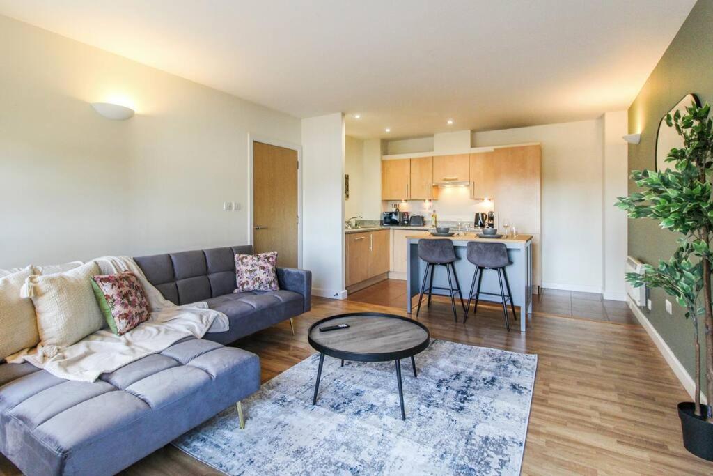 Apartment Modern 2 Bedroom By Train Station *