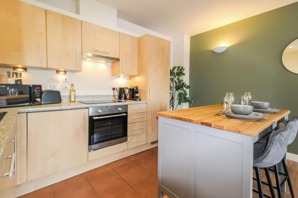 Modern 2 Bedroom By Train Station *