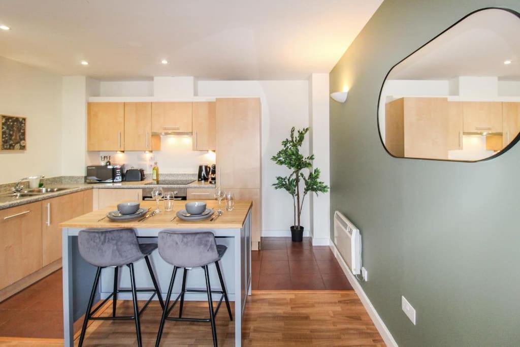 Modern 2 Bedroom By Train Station *