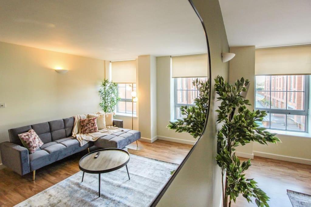 Modern 2 Bedroom By Train Station