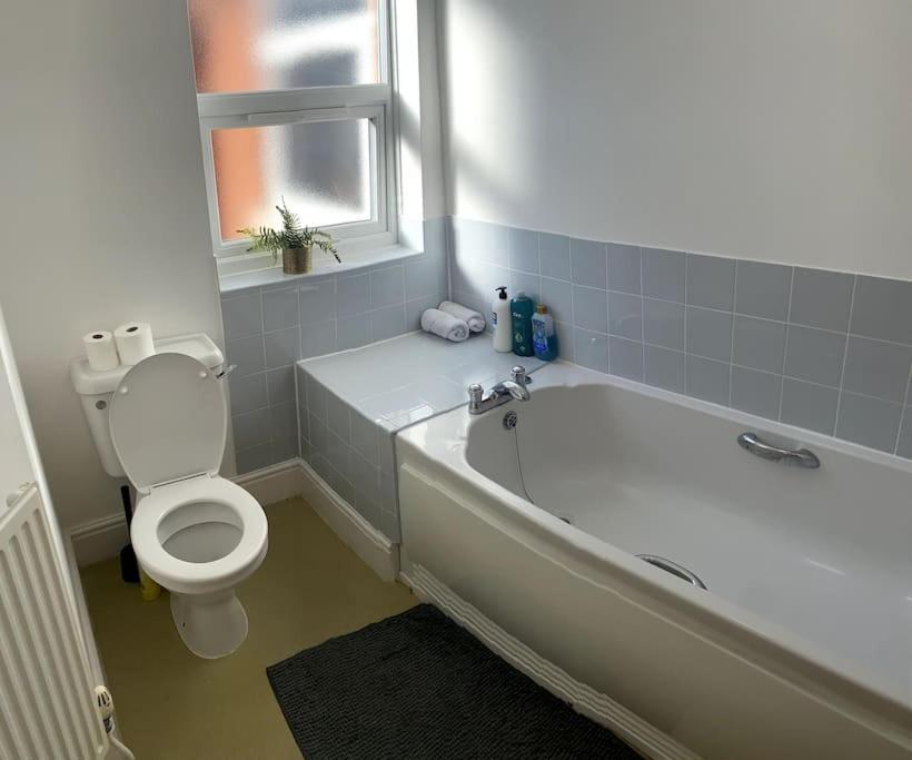 Huge Flat Sleeps 6+ Free Parking