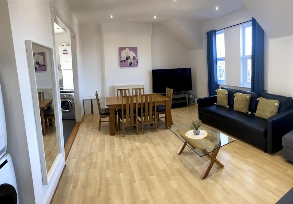 Huge Flat Sleeps 6+ Free Parking Nottingham