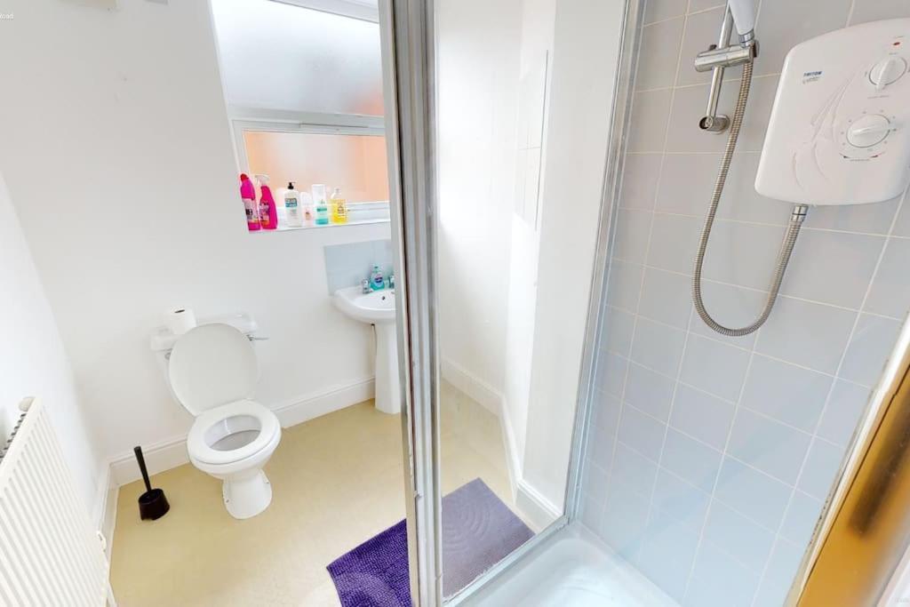 Huge Flat Sleeps 6+ Free Parking *