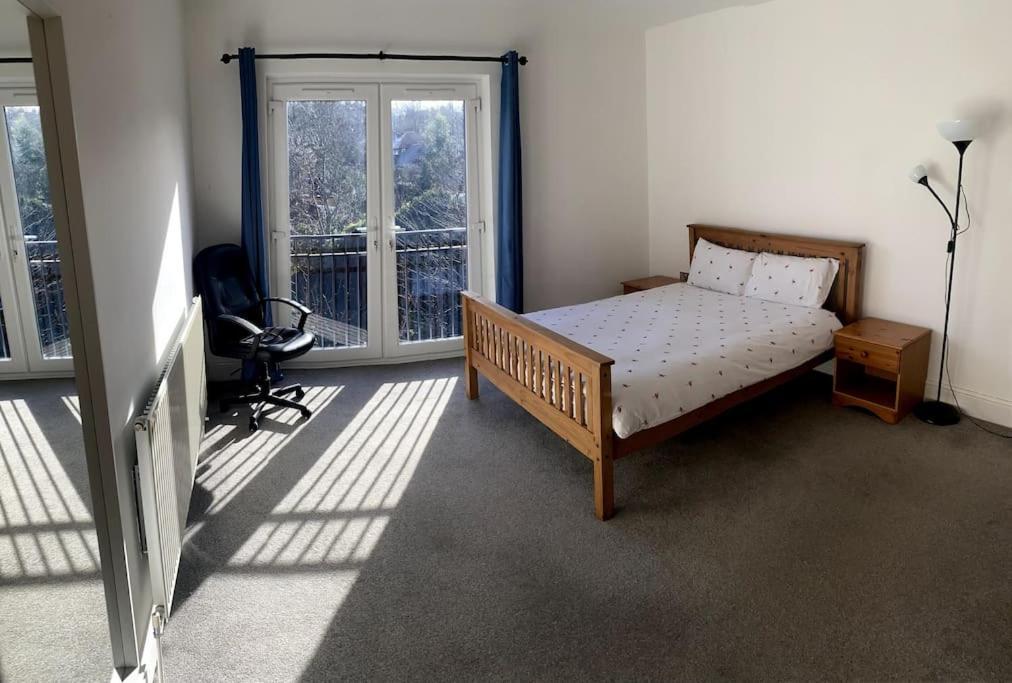 Huge Flat Sleeps 6+ Free Parking Apartment *