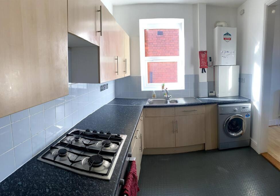 Huge Flat Sleeps 6+ Free Parking Apartment