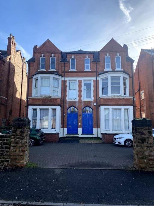 Huge Flat Sleeps 6+ Free Parking