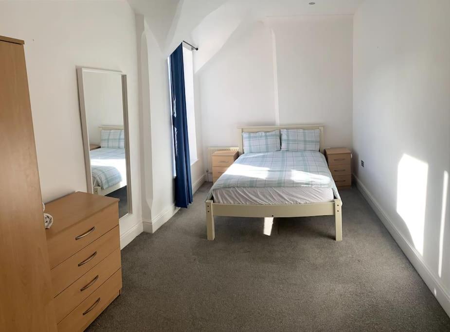 Huge Flat Sleeps 6+ Free Parking Apartment *