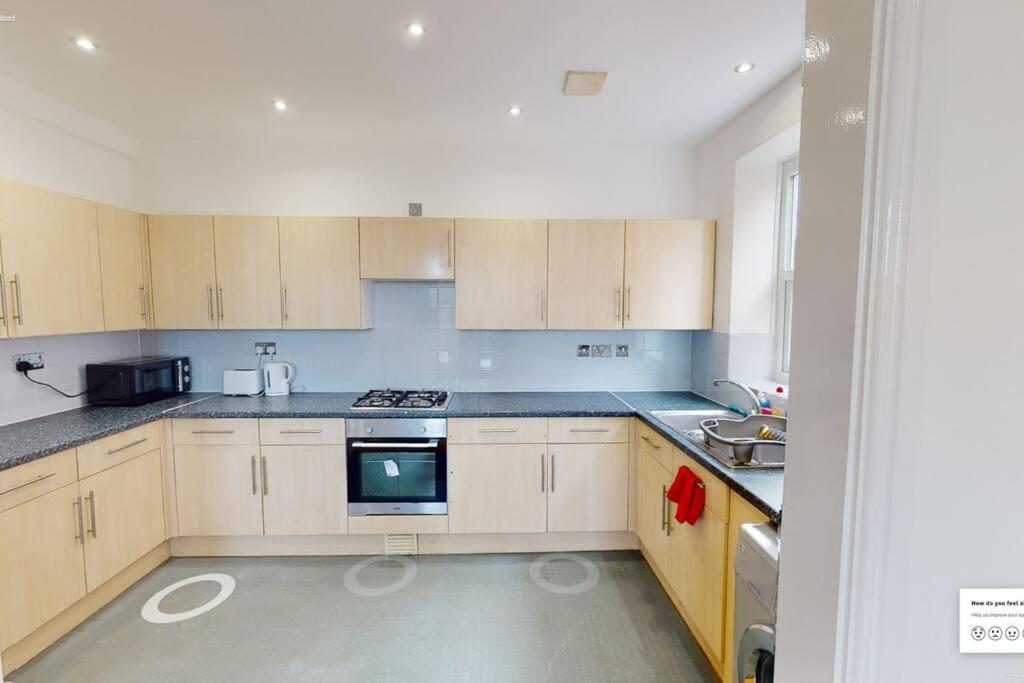 Huge Flat Sleeps 6+ Free Parking *