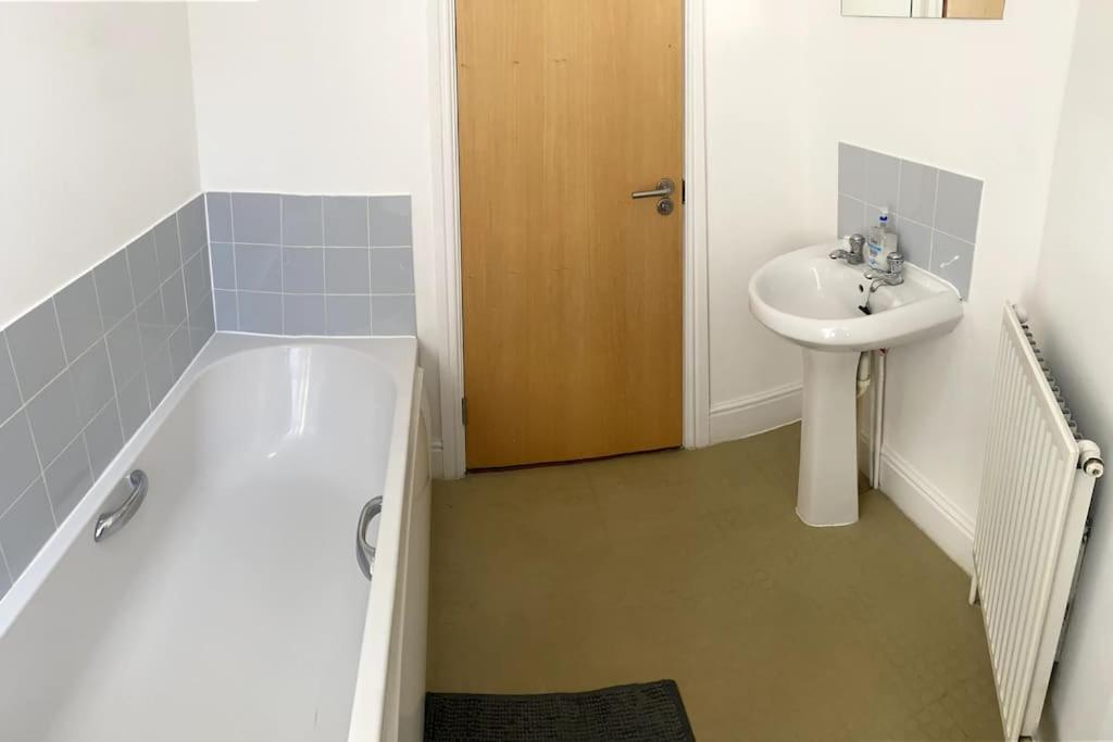 Huge Flat Sleeps 6+ Free Parking Apartment *
