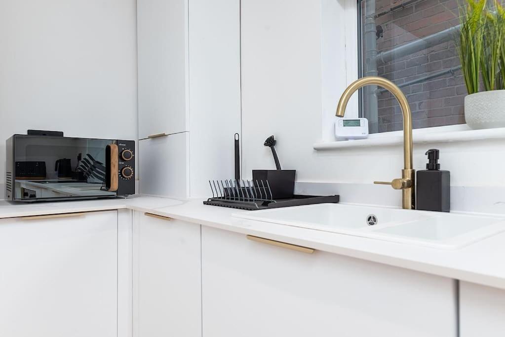 Modern 2 Bed In Centre - Free Parking - 6 Guests * Nottingham