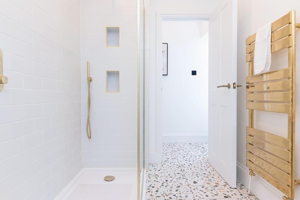 Modern 2 Bed In Centre - Free Parking - 6 Guests Apartment *