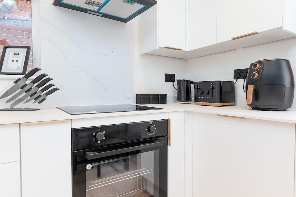 Modern 2 Bed In Centre - Free Parking - 6 Guests Apartment