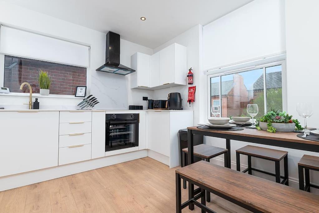 Modern 2 Bed In Centre - Free Parking - 6 Guests Apartment