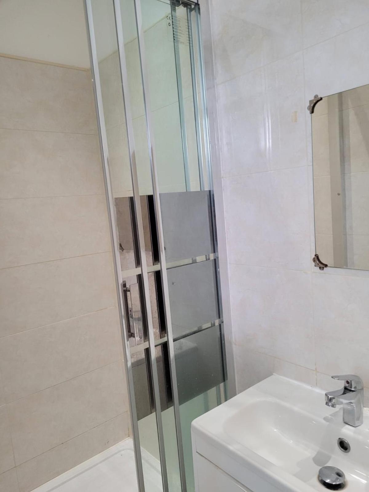 Single Bedroom Near Qmc *