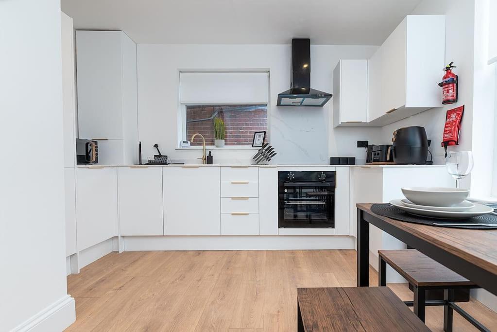 Modern 2 Bed In Centre - Free Parking - 6 Guests * Nottingham