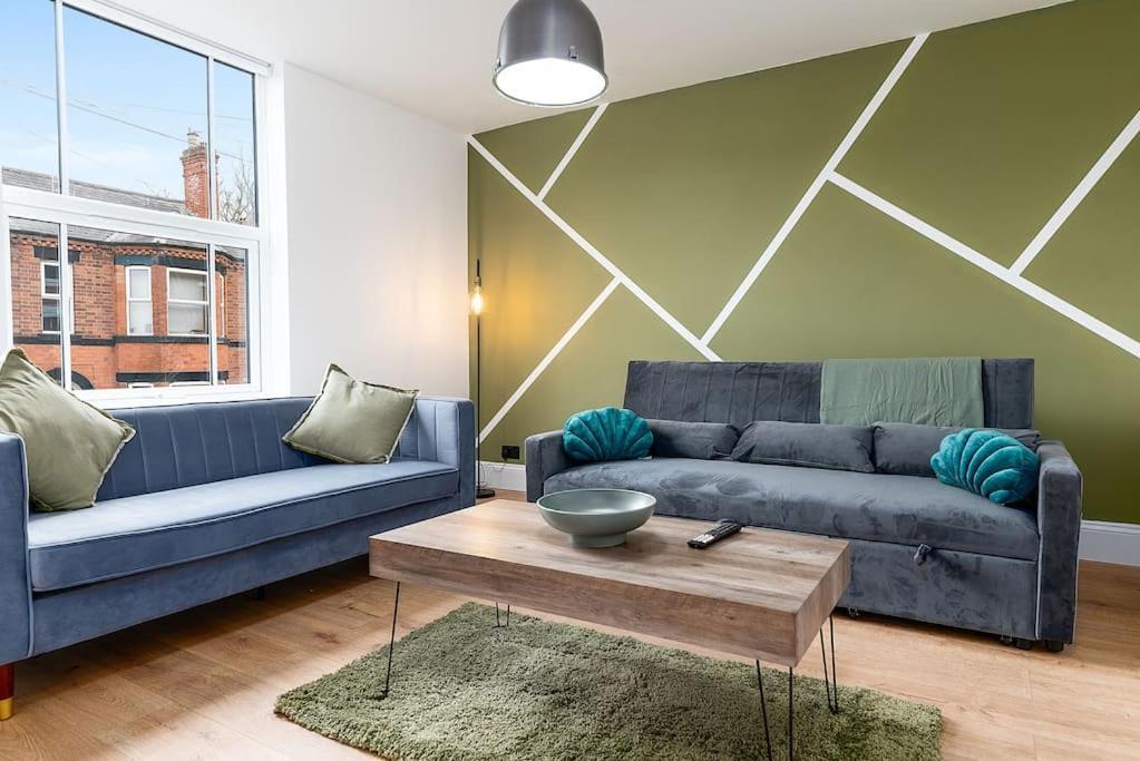Modern 2 Bed In Centre - Free Parking - 6 Guests Apartment *