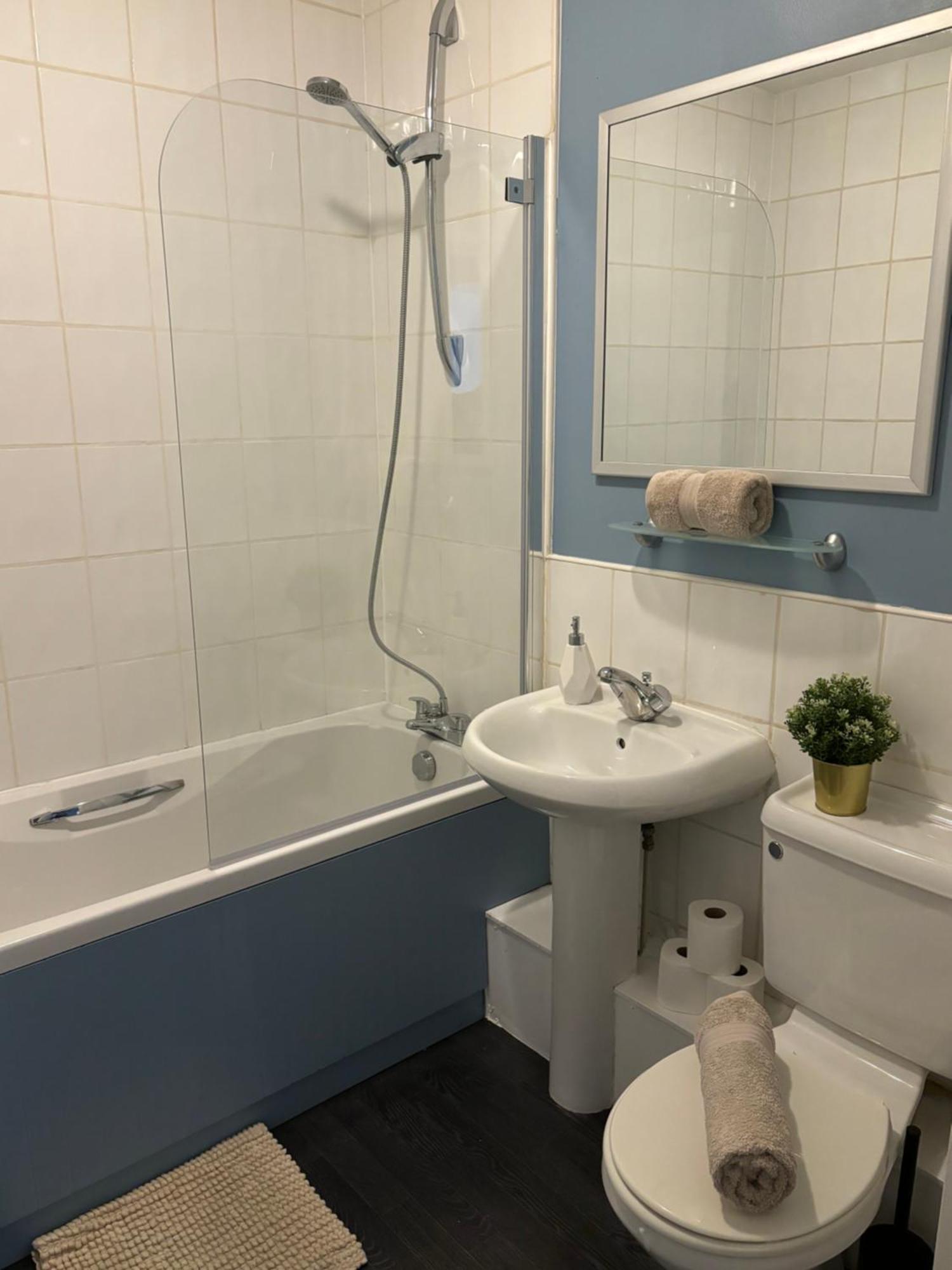 2 Bedroom, 2 Bathroom Flat In Centre With Free Parking *