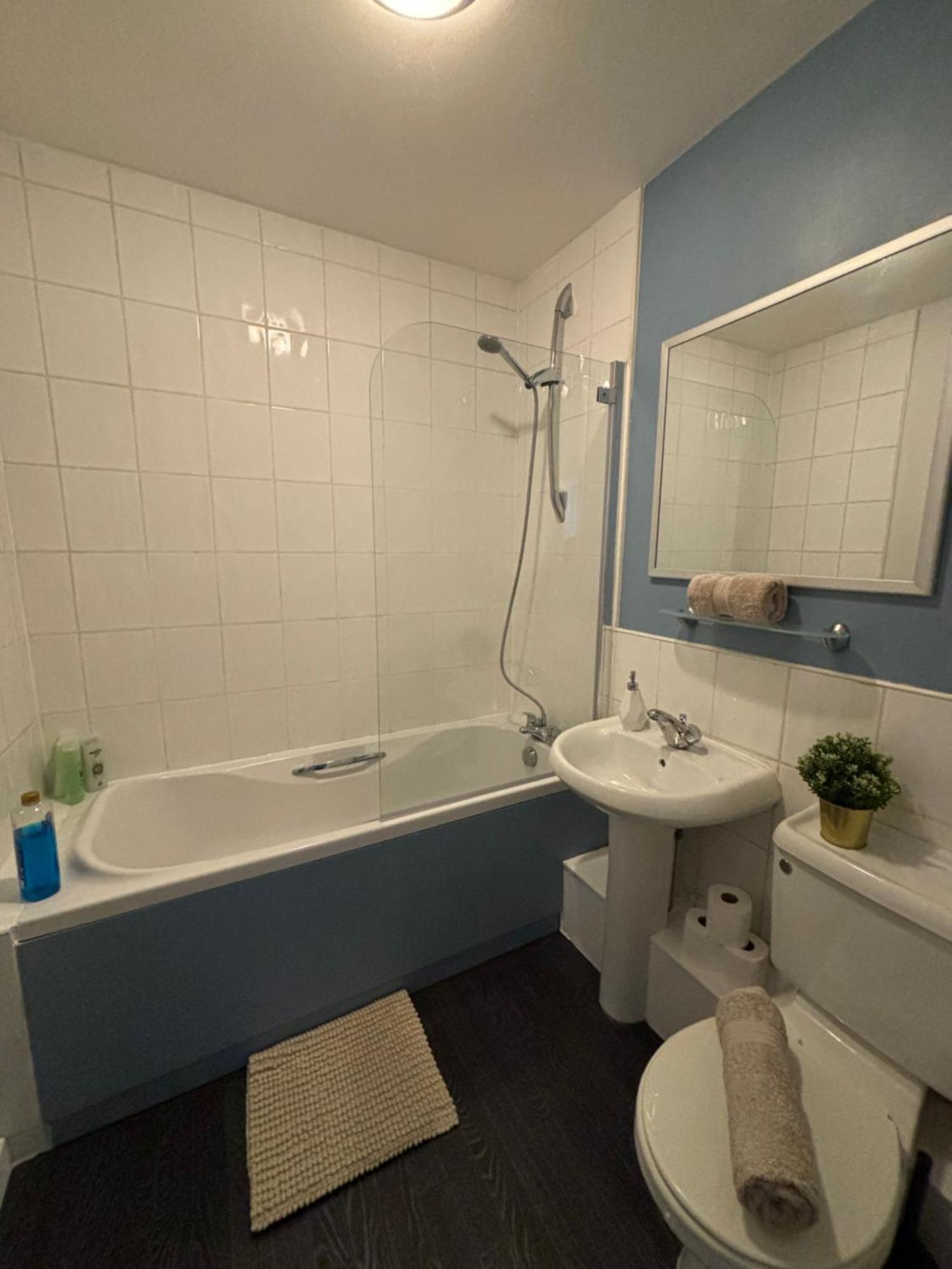 2 Bedroom, 2 Bathroom Flat In Centre With Free Parking *