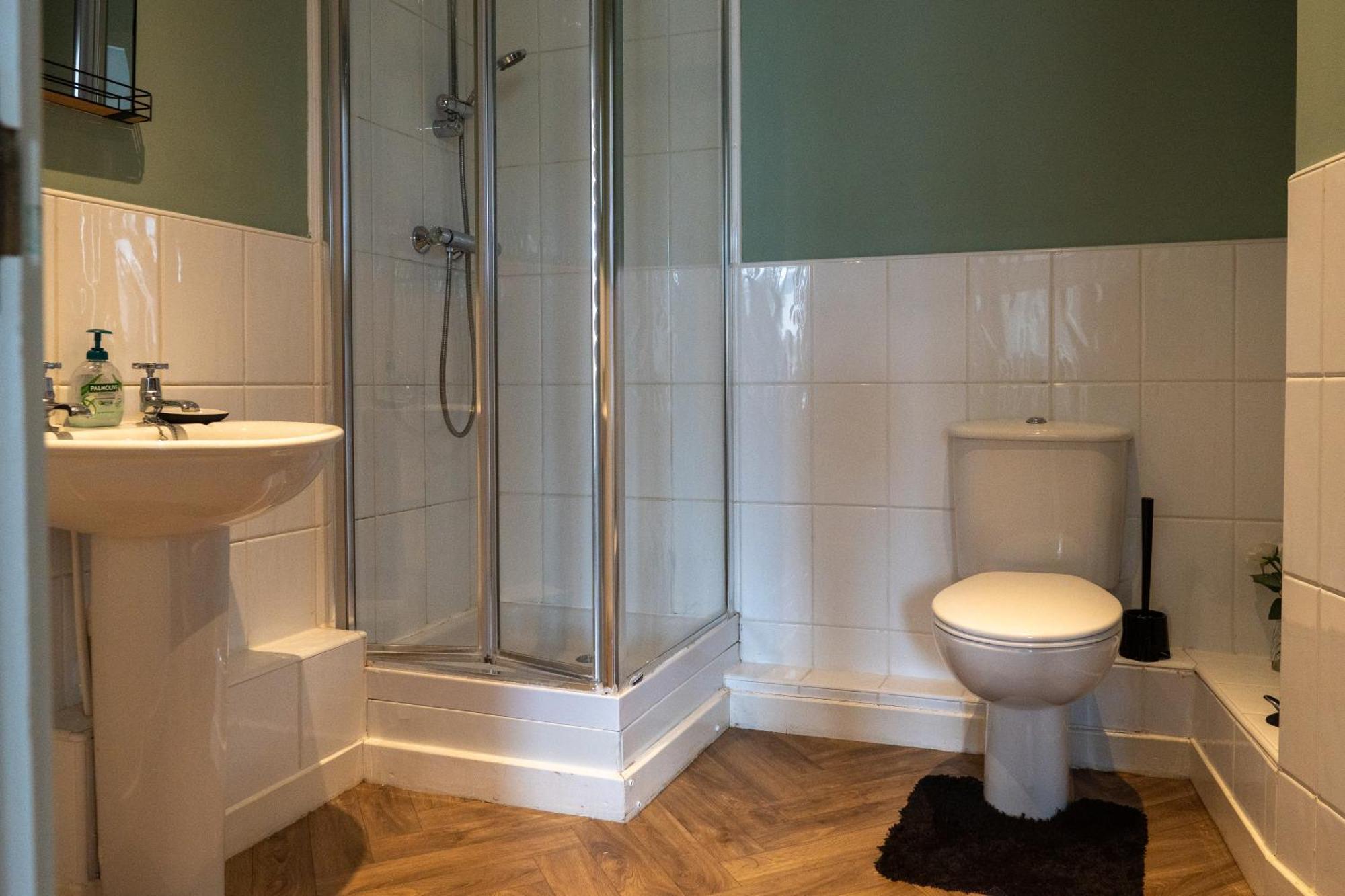 Centre - 2br - Free Parking - Long Apartment *