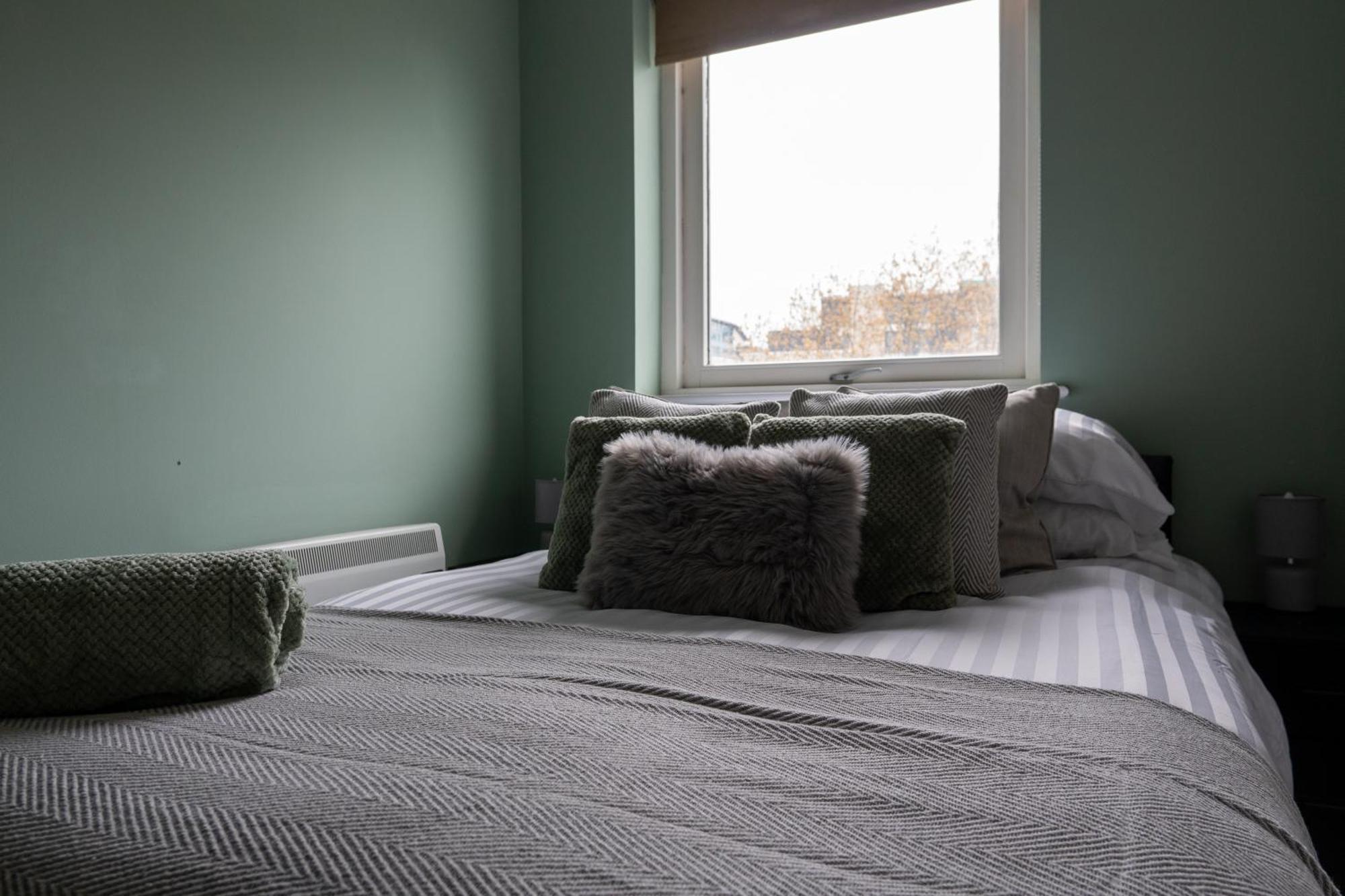 Centre - 2br - Free Parking - Long Apartment *