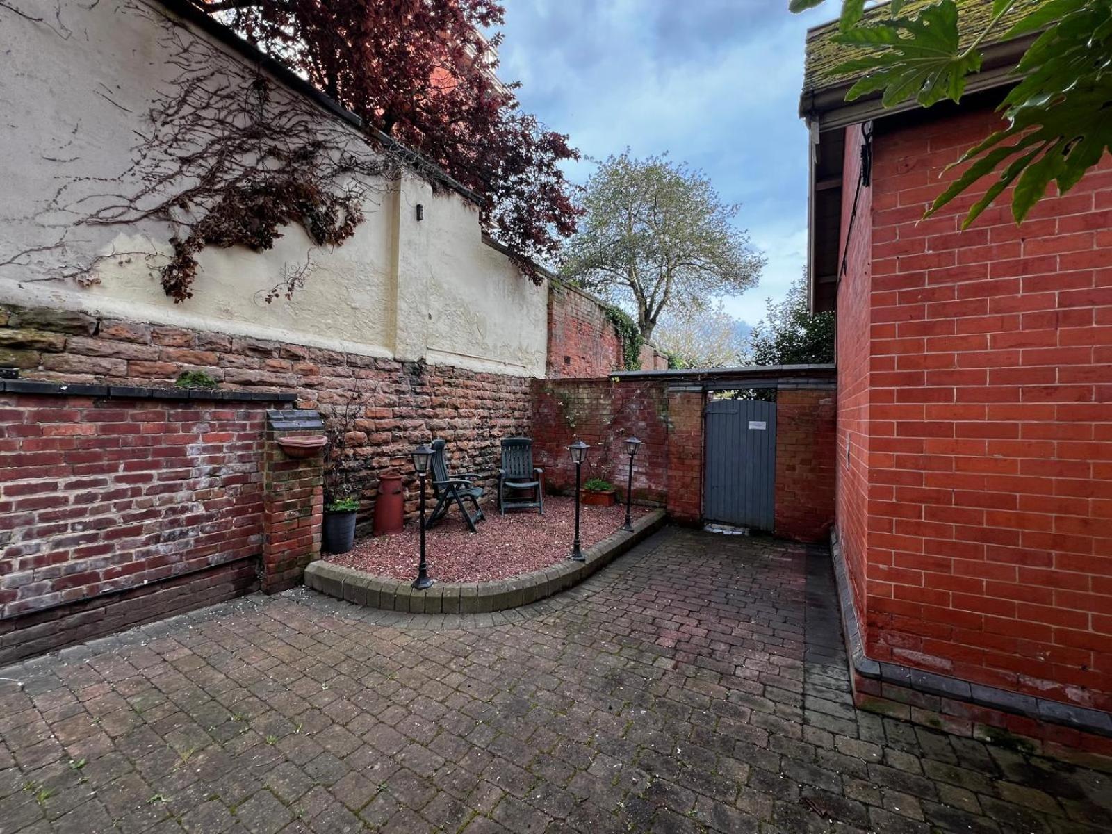 Historic House In The Park, Private Courtyard Near The Castle