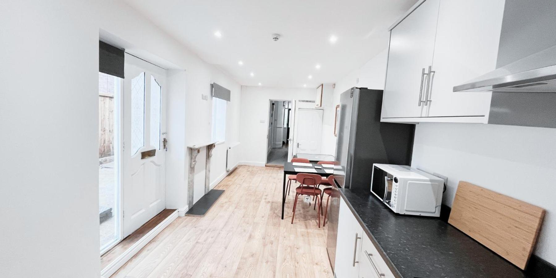 Spacious In Modern House Near Apartment Nottingham