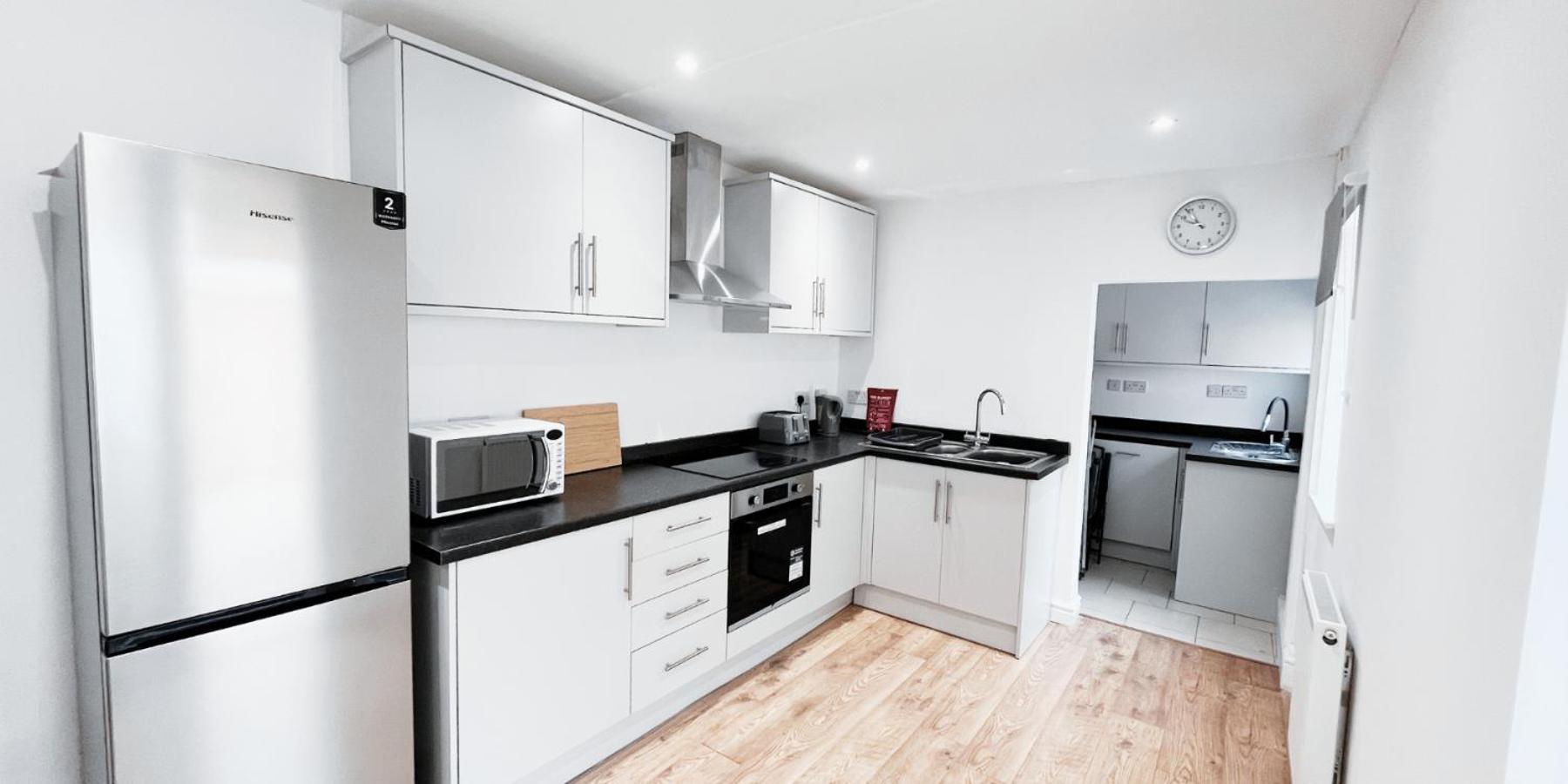 Spacious In Modern House Near * Nottingham