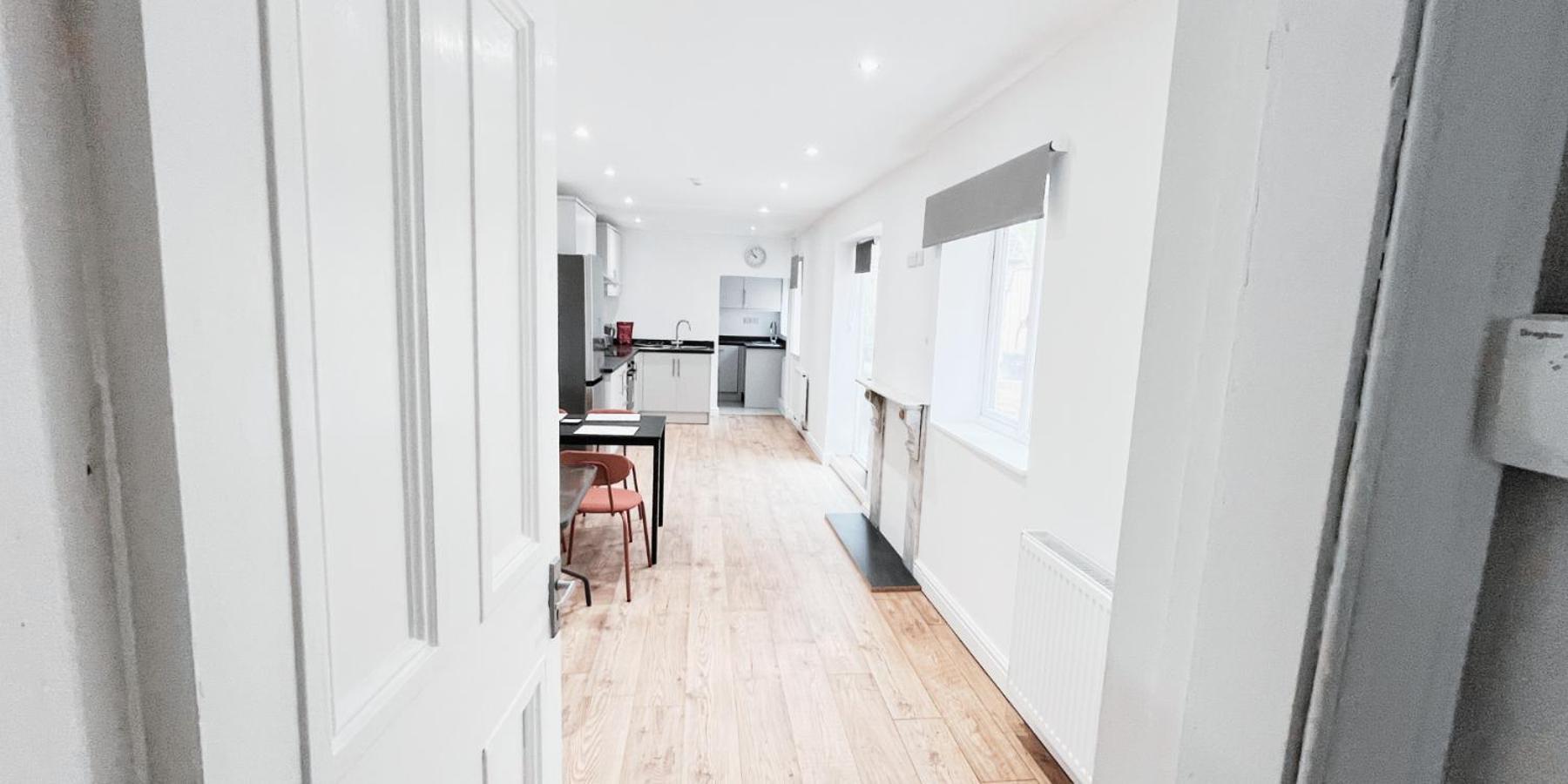 Apartment Spacious In Modern House Near *