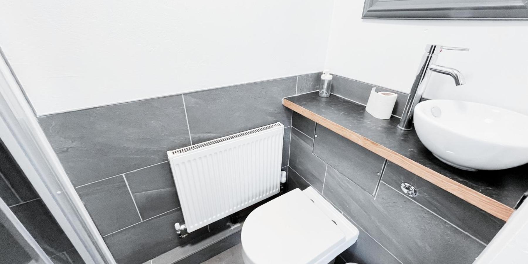 Spacious In Modern House Near * Nottingham