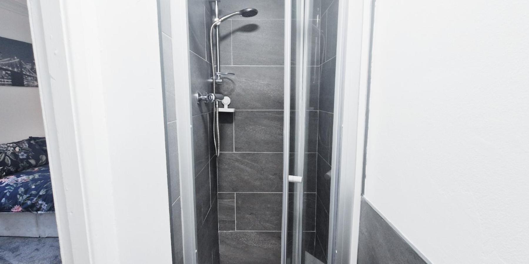 Spacious In Modern House Near *