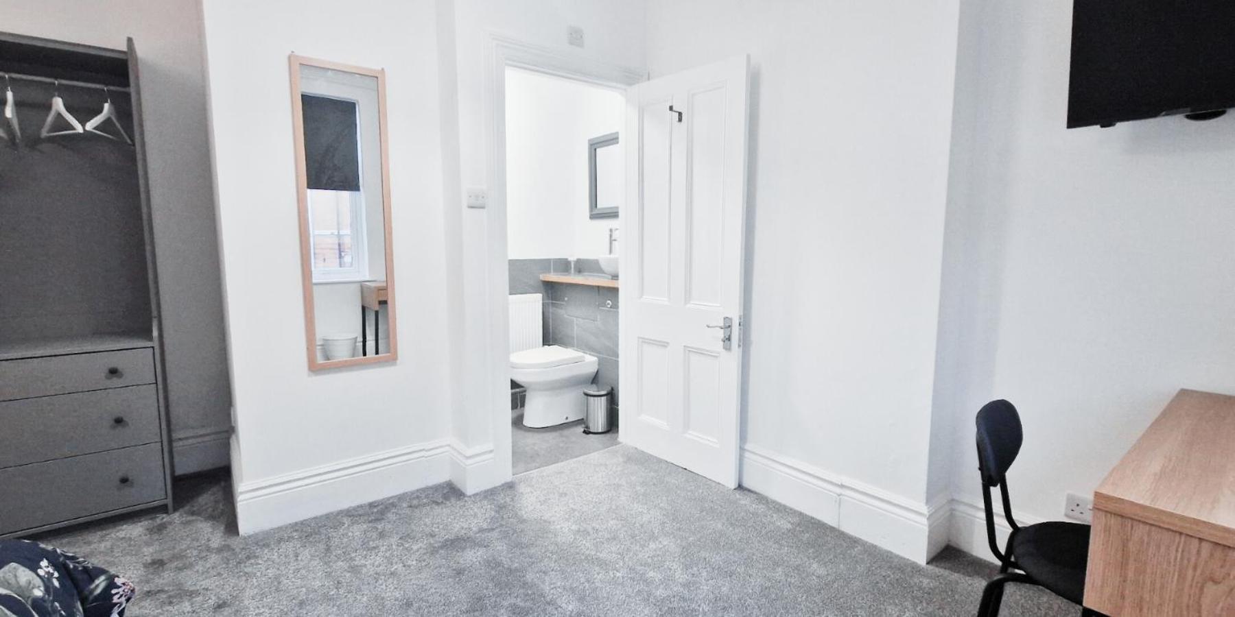 Apartment Spacious In Modern House Near Nottingham