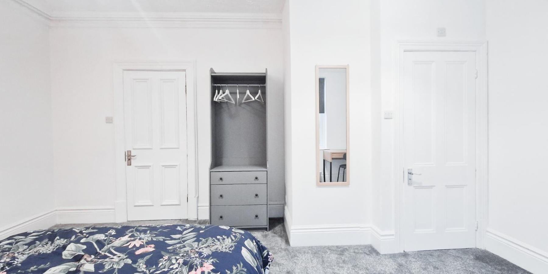 Spacious In Modern House Near *