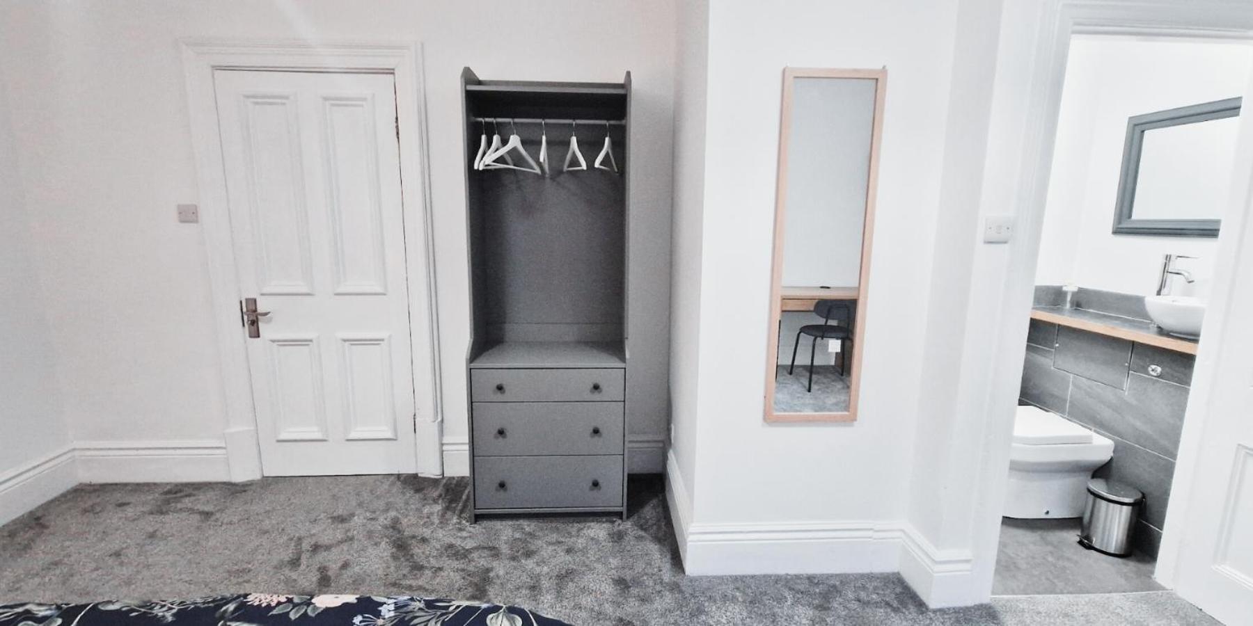 Spacious In Modern House Near